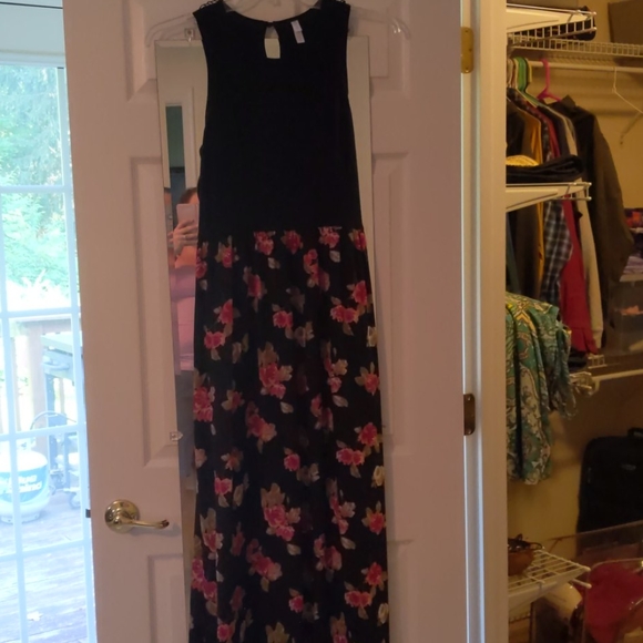 Black floral dress with lace detail on bodice - Picture 3 of 4